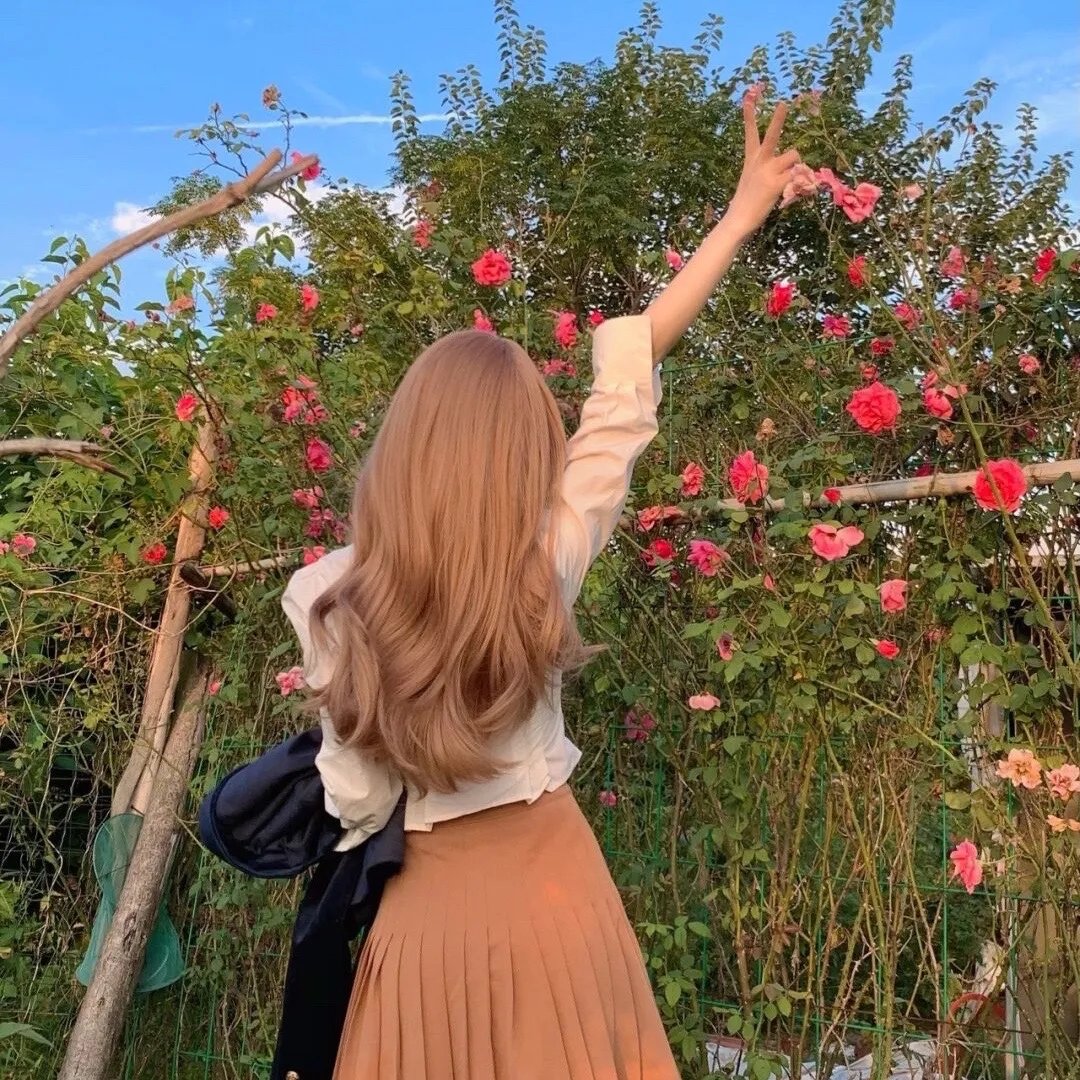 年轻女孩爱过来